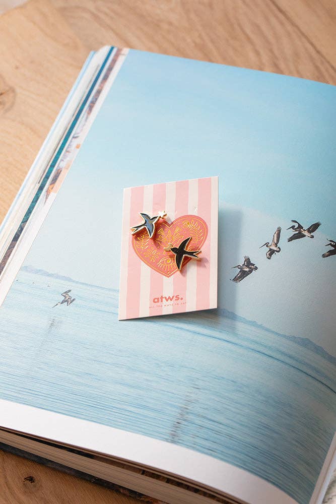 ALL THE WAYS TO SAY - Europe – wholesale Nål och knapp för kavajslag – Swallows duo - emaljerade pins med guldförgyllelse2