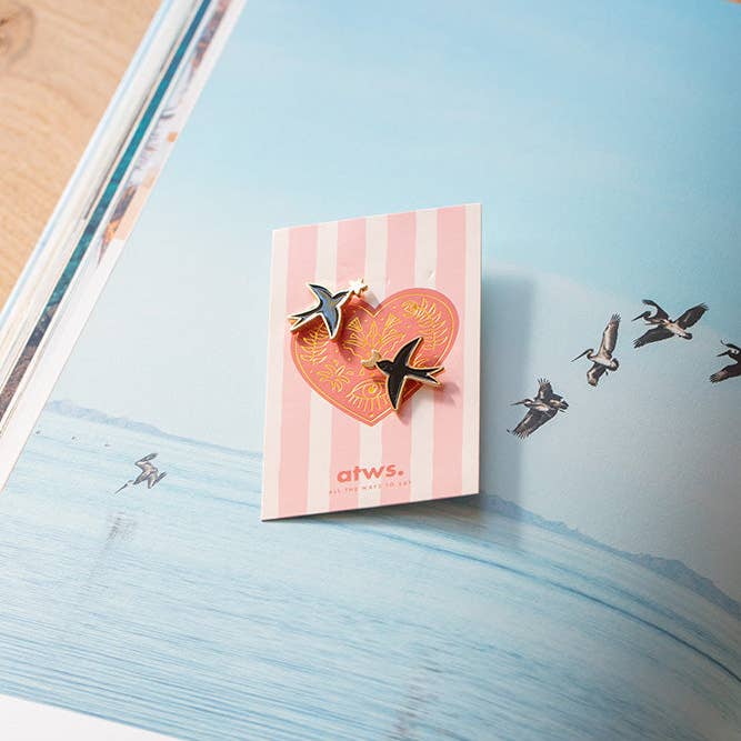 ALL THE WAYS TO SAY - Europe – wholesale Nål och knapp för kavajslag – Swallows duo - emaljerade pins med guldförgyllelse2
