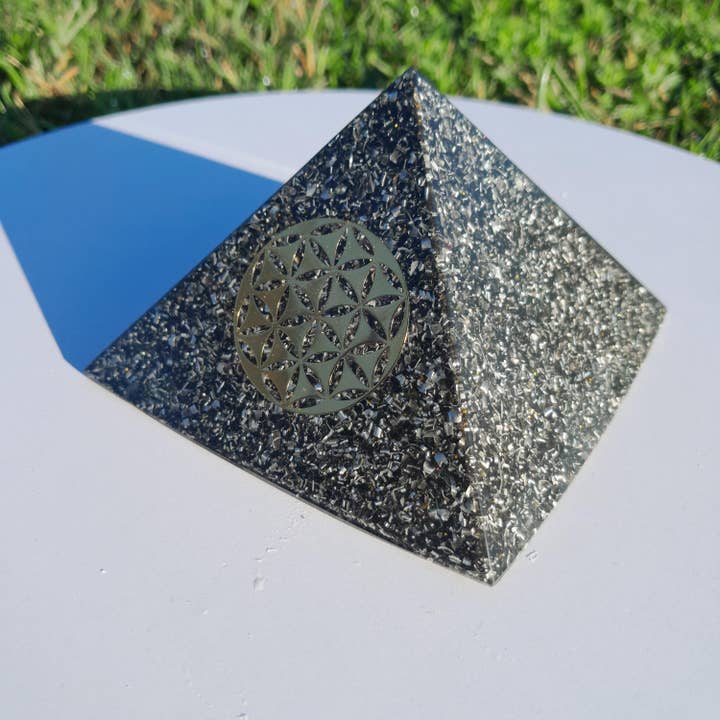 Mundo Orgon – Engroshandel Spirituelle sten og krystaller – Orgonitpyramide Livets Blomst med Shungit - 90 mm Base2