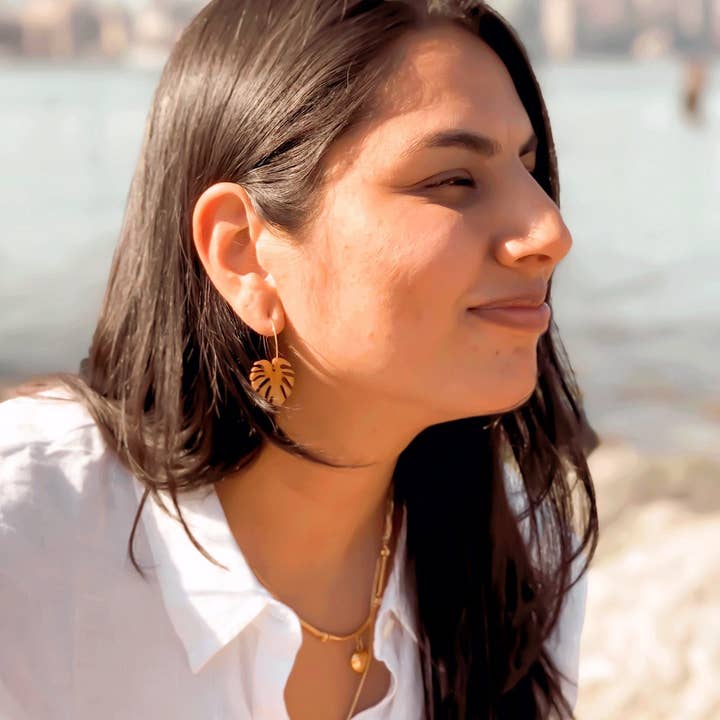 lovelevel – wholesale Dangle earrings – Hawaii Wood Earrings | BABY MONSTERA5