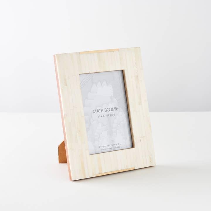 Matr Boomie Fair Trade – Großhandel Bilderrahmen – Mukhendu Bilderrahmen, 10 x 15 cm, geschnitzter Knochen, Messingakzent2