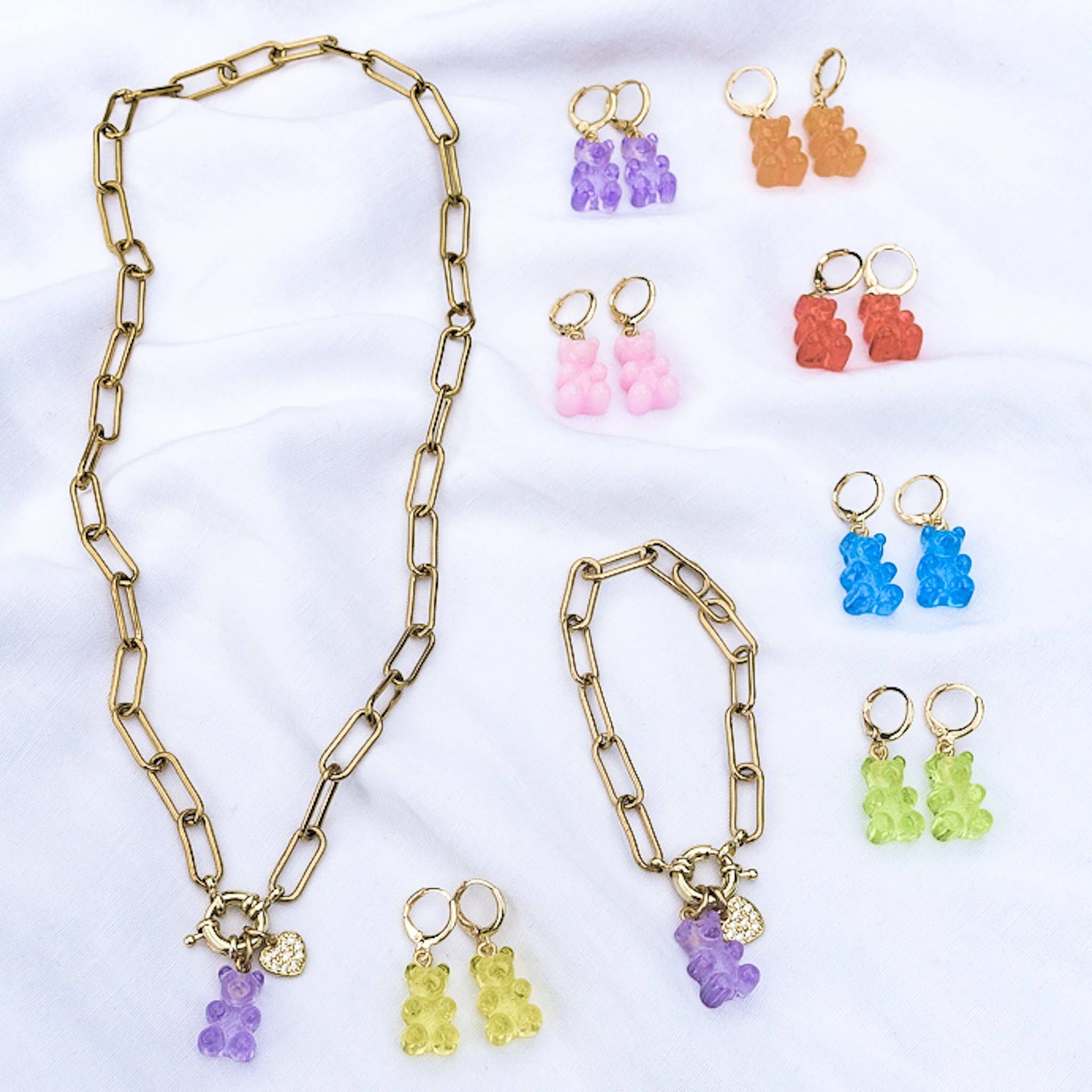 Daemon srls - Vendita all'ingrosso Orecchini a cerchietto - WINONA ~ HUGGIES ~ Orecchini huggies placcati oro con pendenti a orsetto gommoso13