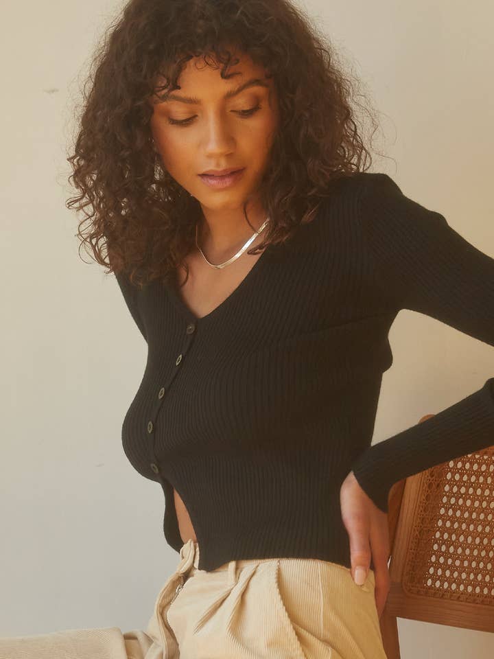 CT7594 - Cardigan Botão Assimétrico Aries por atacado de Crescent