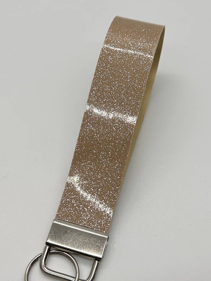Porte-clés Sandy Patent Glitter pour la vente par Sidekick Keychain Supply