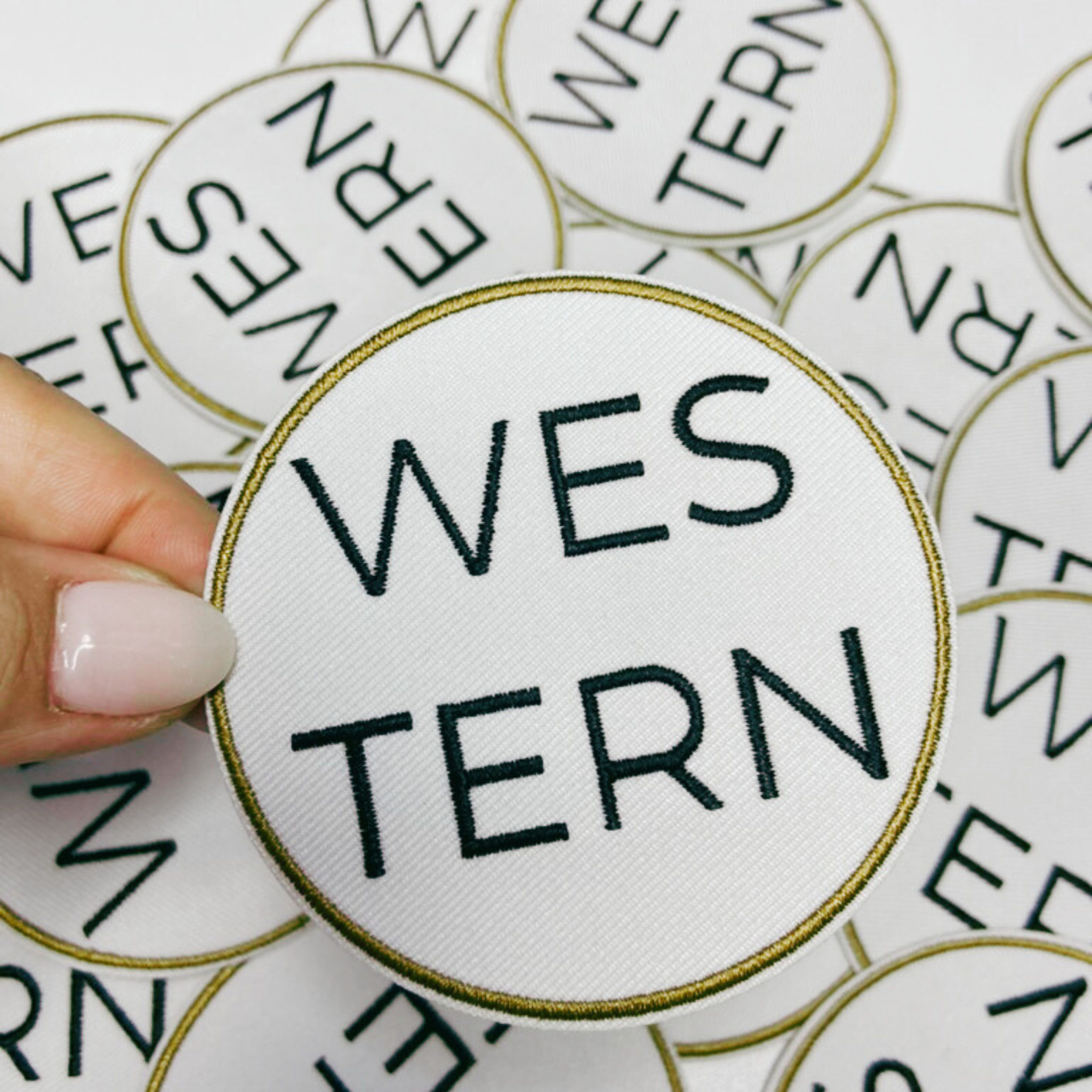 TEELUX – wholesale Lapp – 3" Rund WES TERN - Broderad Hattmärke0