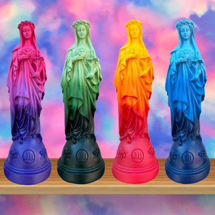 Marie-beeldje met Tie and Dye-bloemen voor wholesale door J'ai vu la Vierge