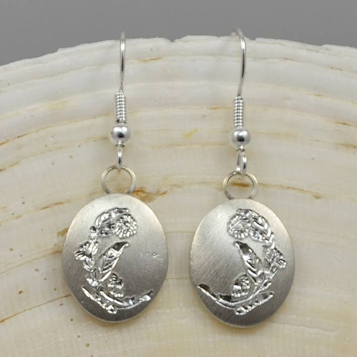 Boucles d'oreilles ovales en étain avec fleur du mois d'octobre pour la vente par Nobska Craftsmen