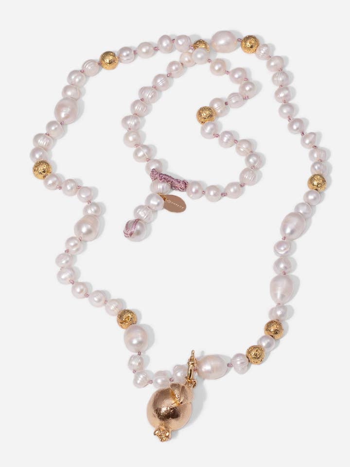 GRENADE DORÉE, LONG COLLIER DE PERLES AVEC PIÈCE EN BRONZE EN FORME DE GRENADE pour la vente par CASHFANA