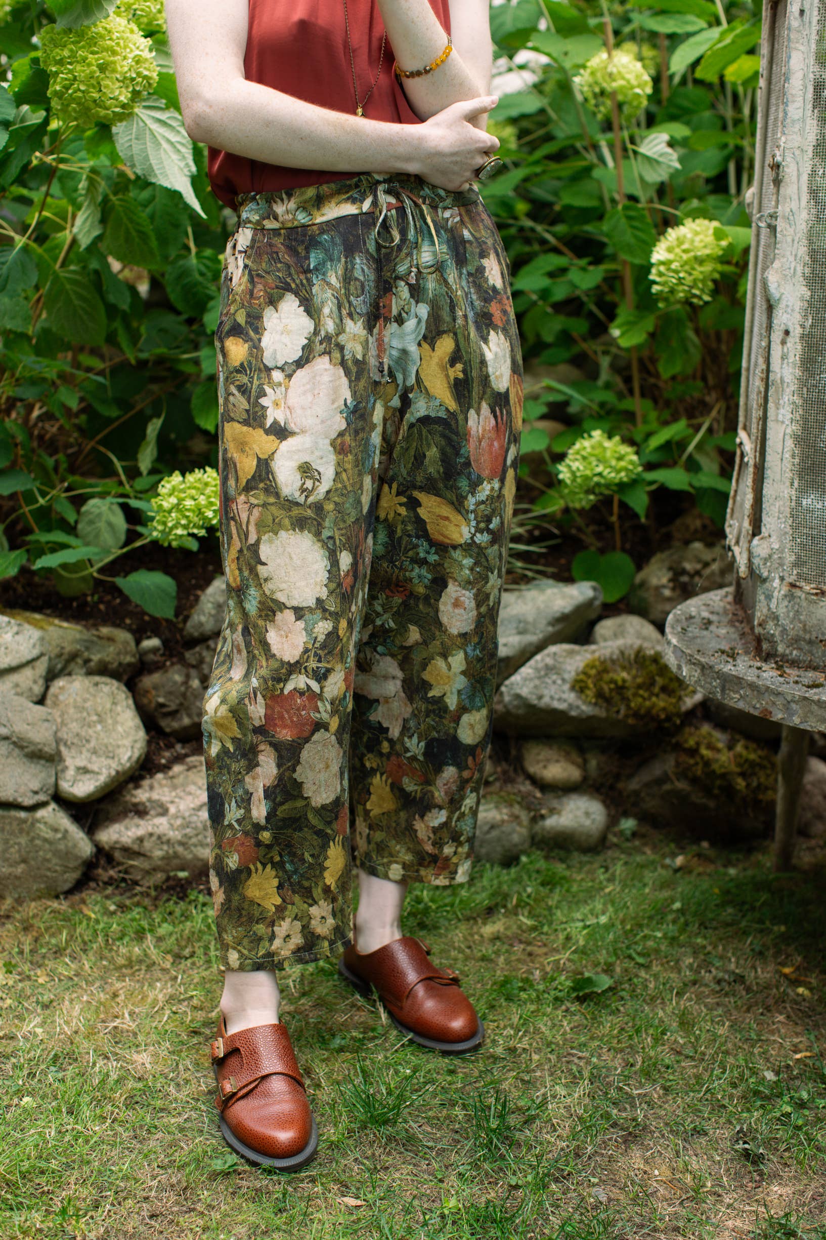 Market of Stars (USA) – Calças - Mulher por atacado – Sonho em Flores Calças de Artista de Linho Cortadas c/ Abelhas Florais6