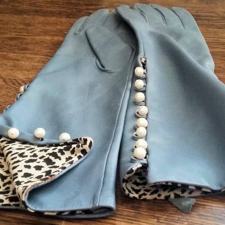 Guanti in pelle con bottoni fatti a mano con ornamento in vera perla. per la vendita all'ingrosso da parte di Jane A Gordon: Jewelry Art Gifts Inspiration