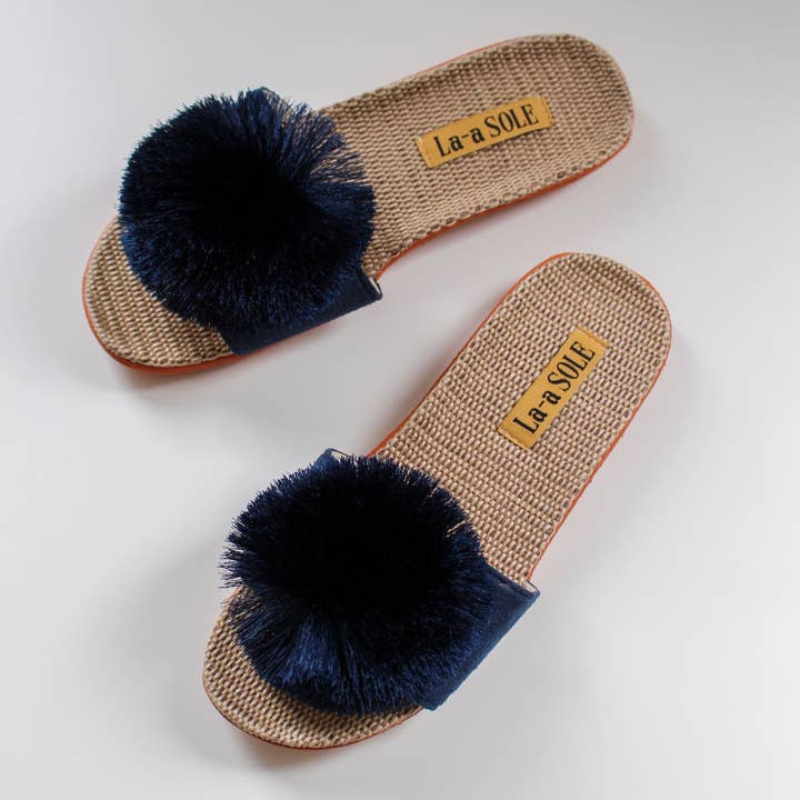La-a SOLE - Vente Claquettes – femme - Slides Pom Pom – Bleu Marine | Sandales d'Été à Enfiler pour Femmes3