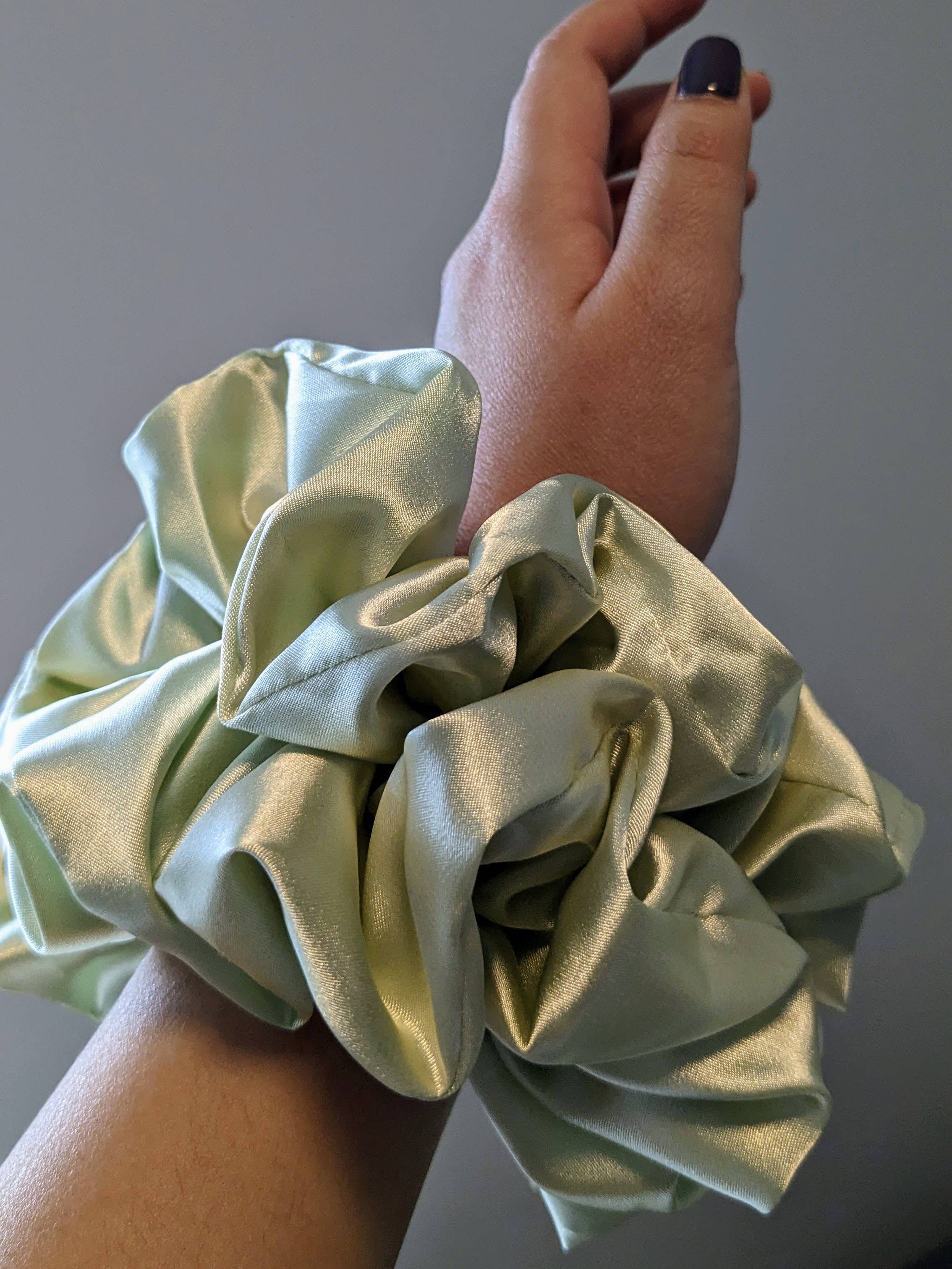 Janzy – Großhandel Haargummi – Damen – Extraglänzendes Haargummi aus seidenseidenem Satin14