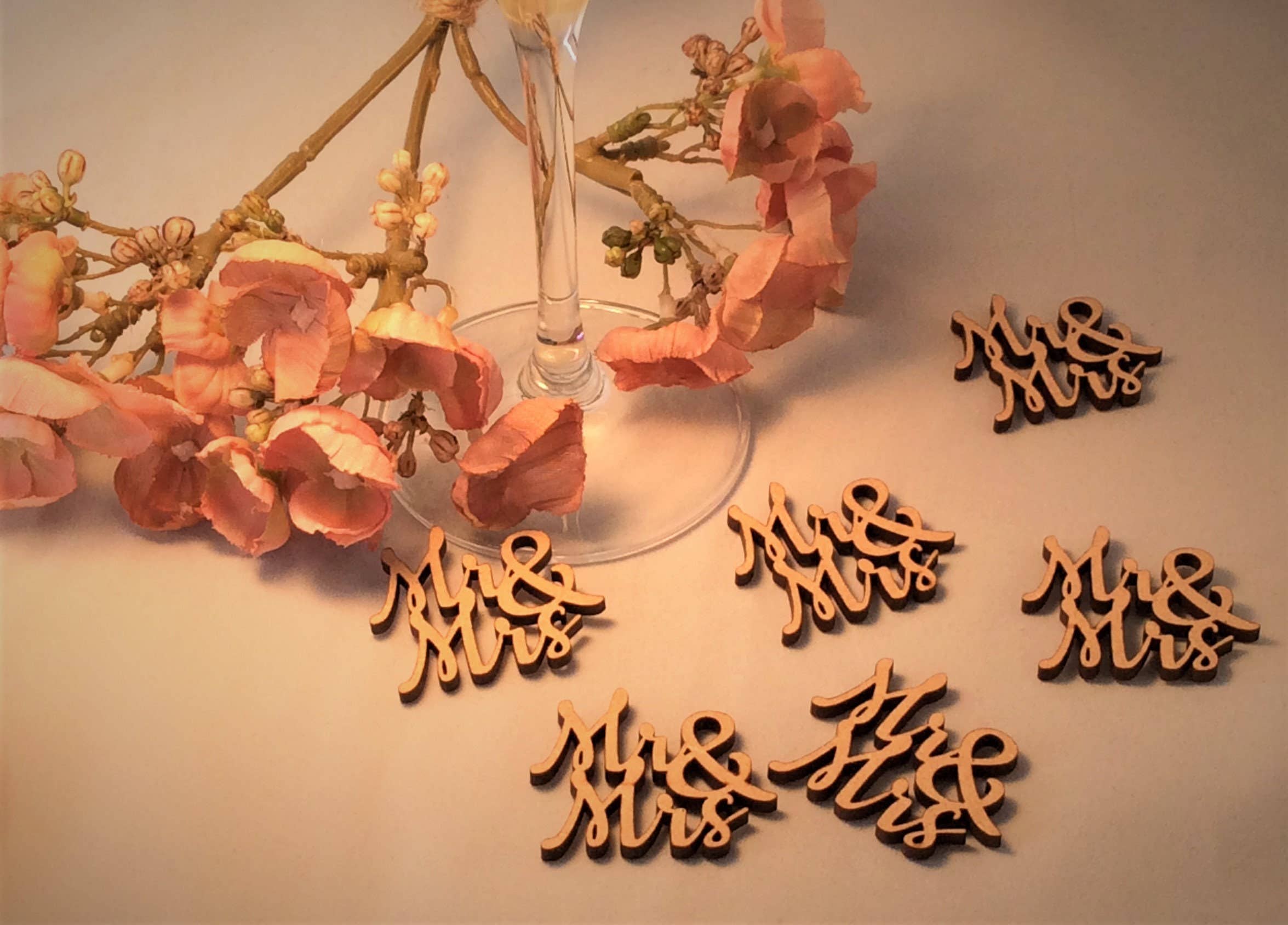 Deco Rach Design – Großhandel Tischdeko – Rustikaler Hochzeitstisch aus Holz, Konfetti, Vintage-Stil, Mr. and Mrs3