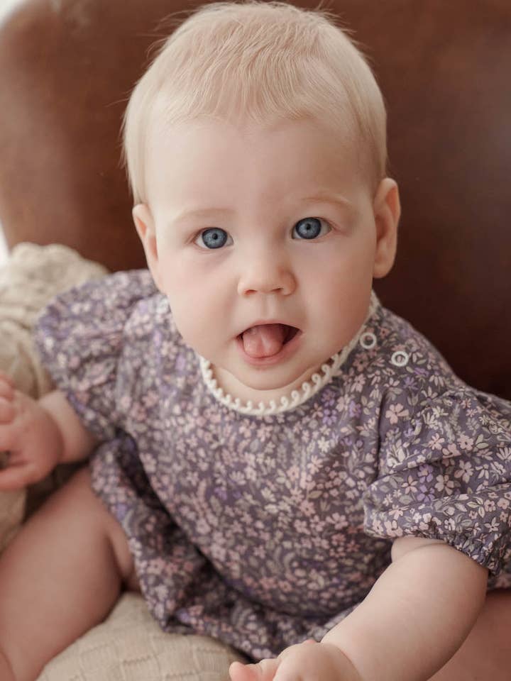 RAI & CO – Engroshandel Romper - Baby – Eliza Blomstret Buksedragt3