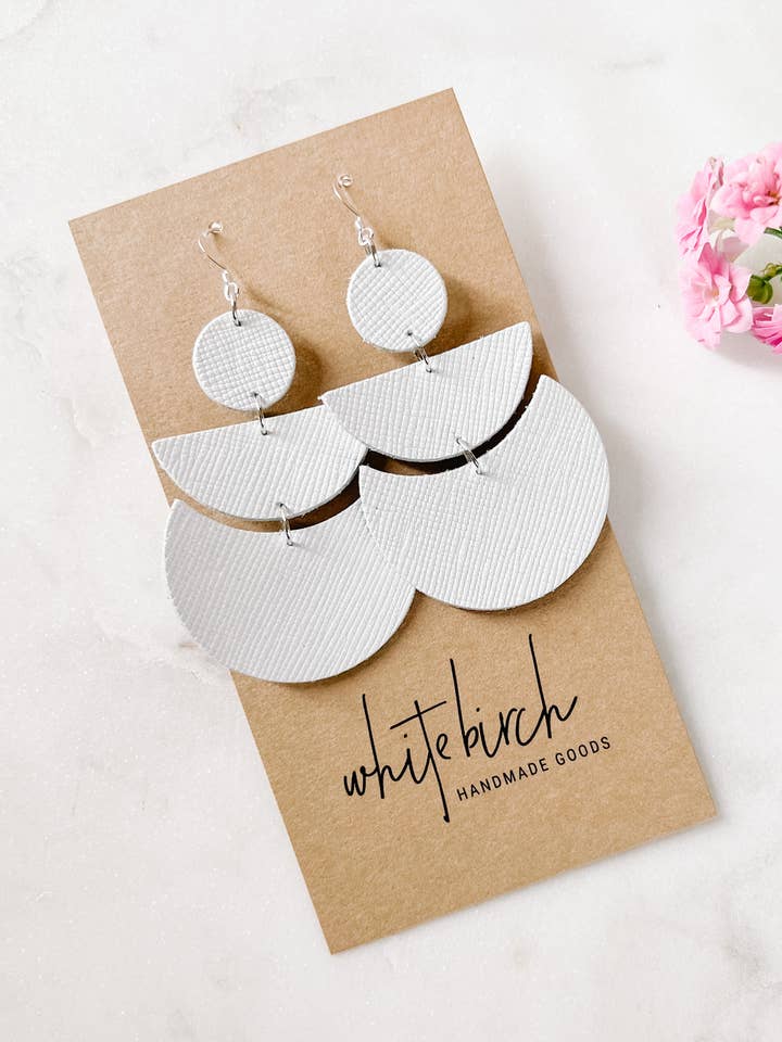 Boucles d'oreilles tendance en cuir Saffiano blanc pour la vente par Whitebirch Handmade Goods