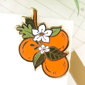 Épinglette en émail Orange Fruit pour la vente par Sherry Lou Studio