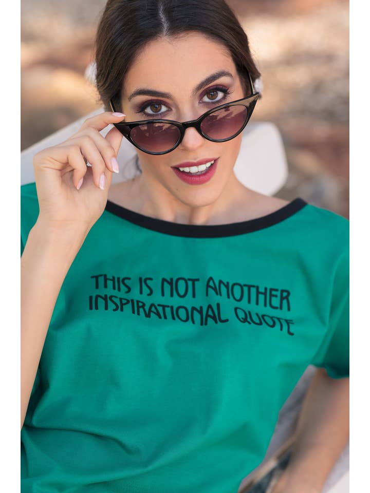 Black Flamingo - Vendita all'ingrosso Maglietta - Donna - T-shirt Fiona da donna in cotone a maniche corte con stampa e bottoni