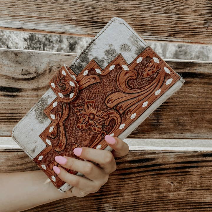 Koeienhuid met bewerkte leren portemonnee voor dames  voor wholesale door Texas Western Cowhide Bags and More