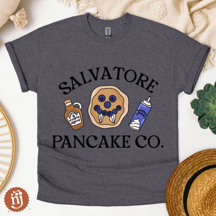 Nearly June Design Co – Großhandel T-Shirt (Grafikdruck) – Unisex – The Vampire Diaries Salvatore Pancake Co T-Shirt3