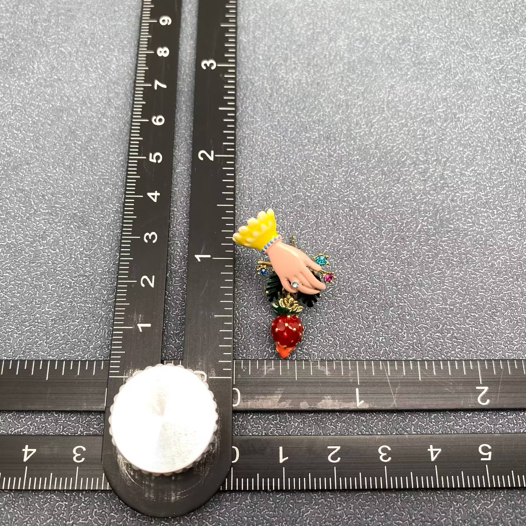 Mio Queena - Vente Clous d'oreille - Boucles d'oreilles en émail incrusté de strass pour cueillir des fraises à la main3