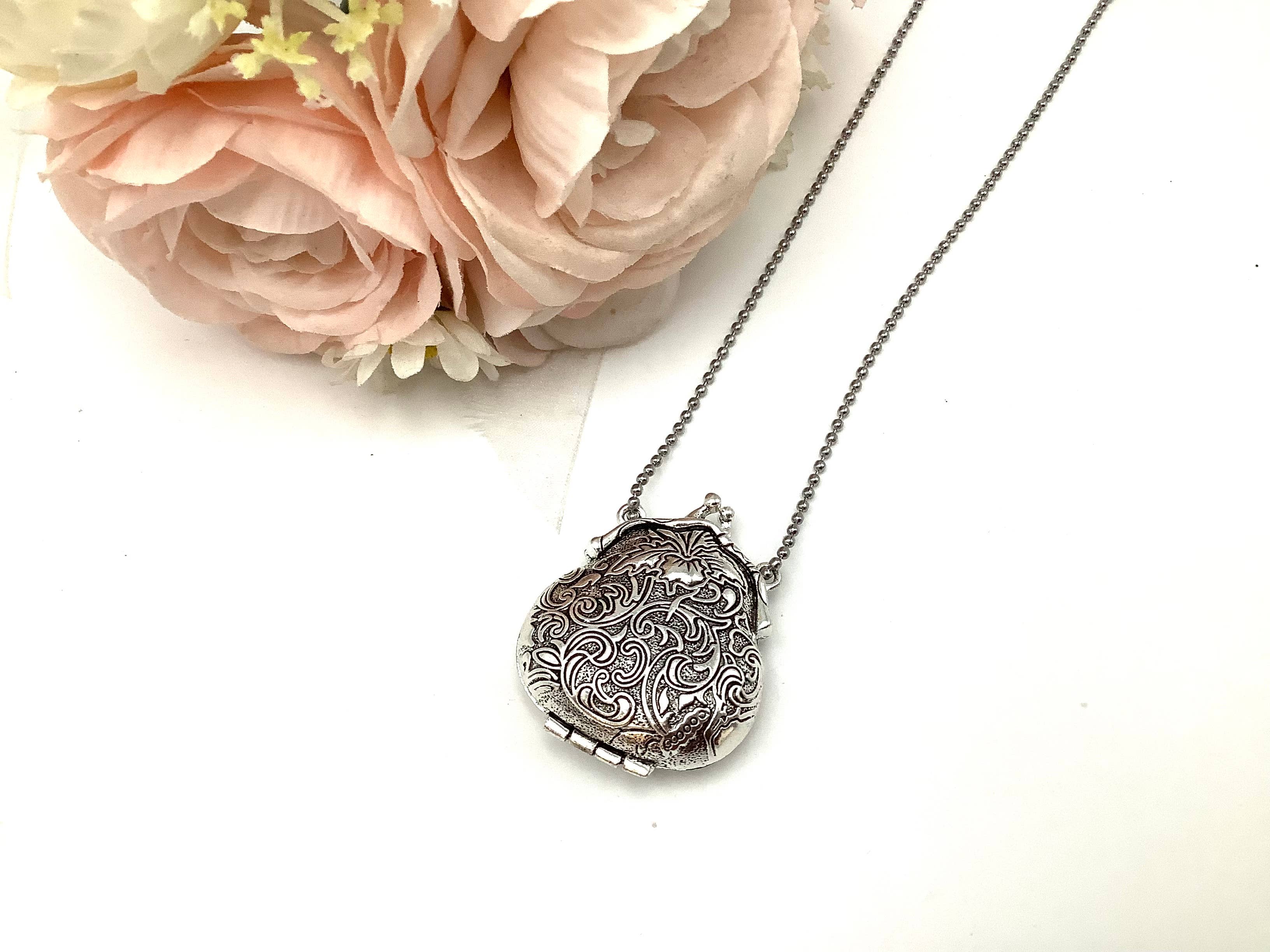 All Little Cute Things – wholesale Halsband med medaljong – Franskt viktorianskt silverhänge i form av handväska, tefestgåvor1