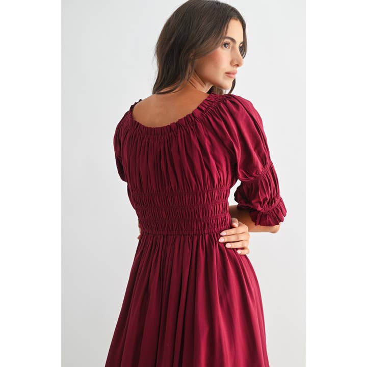 BORDEAUX OFF-SHOULDER GESMOKTE MIDI-JURK MET PLOOIENROK voor groothandel op Faire11
