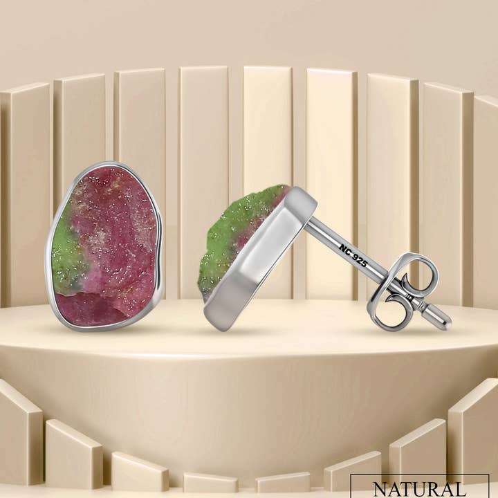 Nature Crafts – wholesale Solitärörhängen – Naturliga grova Ruby Zoisite Stud örhängen i Sterling Silver0