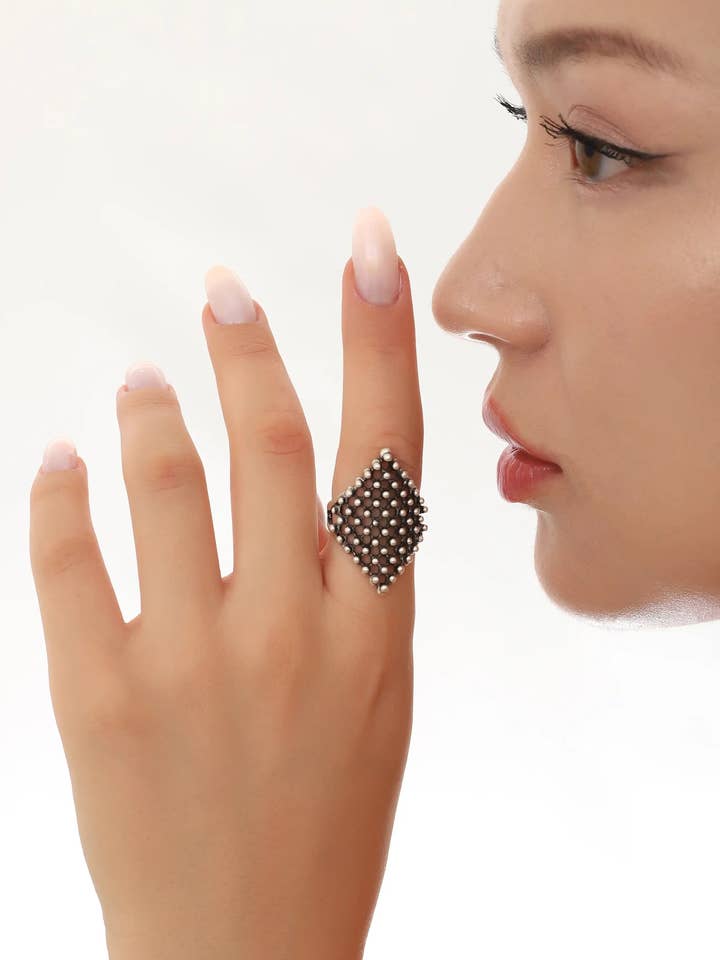 Bague texturée en argent sterling 925 carats pour la vente par Hadley Jewelry