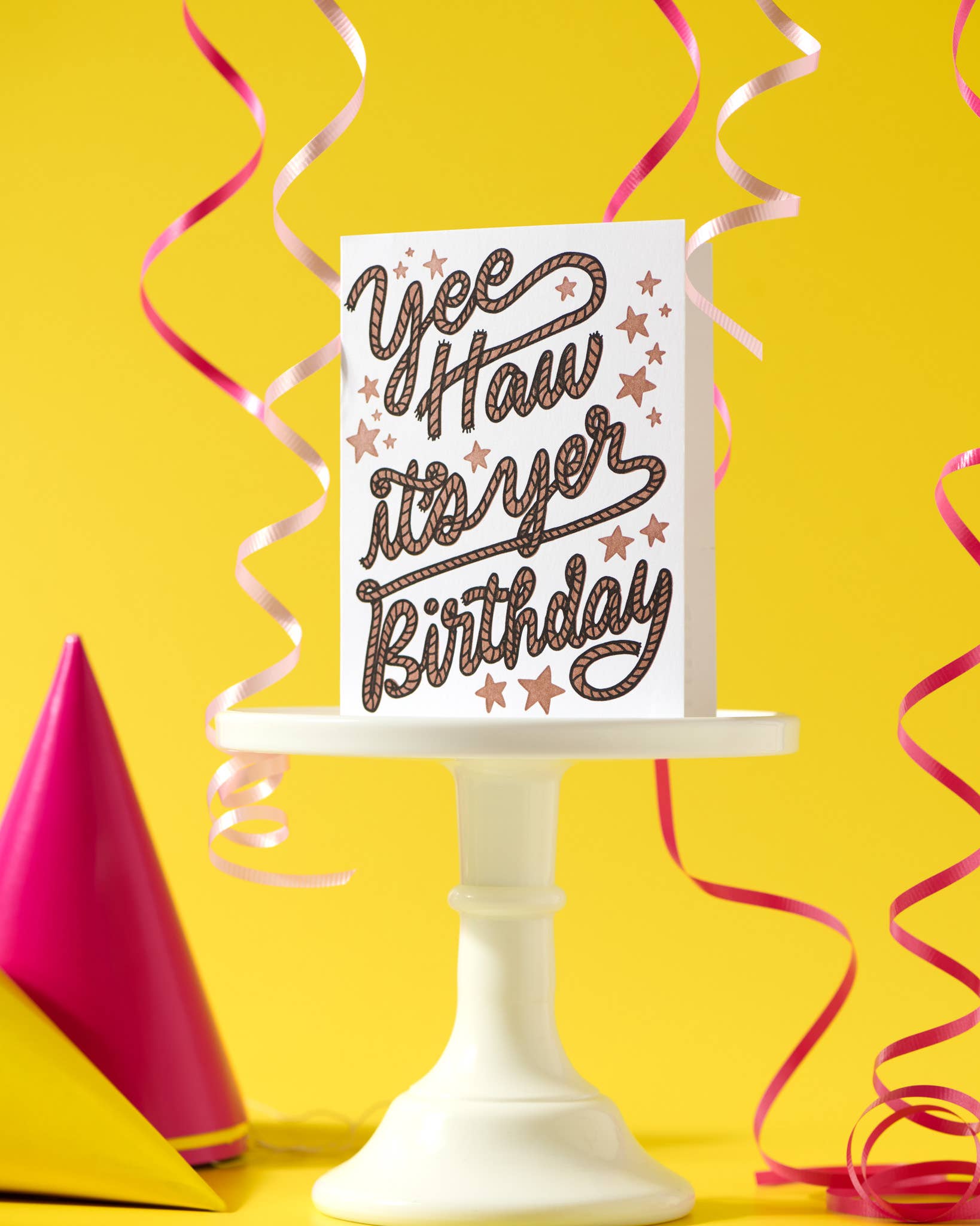 And Here We Are - Vente Cartes d'anniversaire - Carte de vœux typographique d'anniversaire western avec corde Yee Haw - Fabriquée aux États-Unis