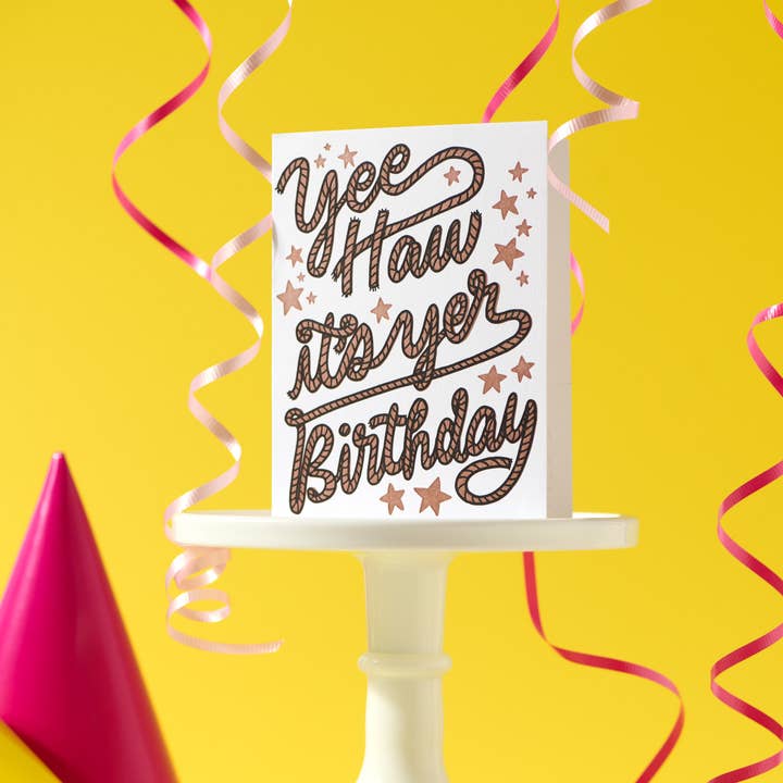 And Here We Are - Vente Cartes d'anniversaire - Carte de vœux typographique d'anniversaire western avec corde Yee Haw - Fabriquée aux États-Unis0