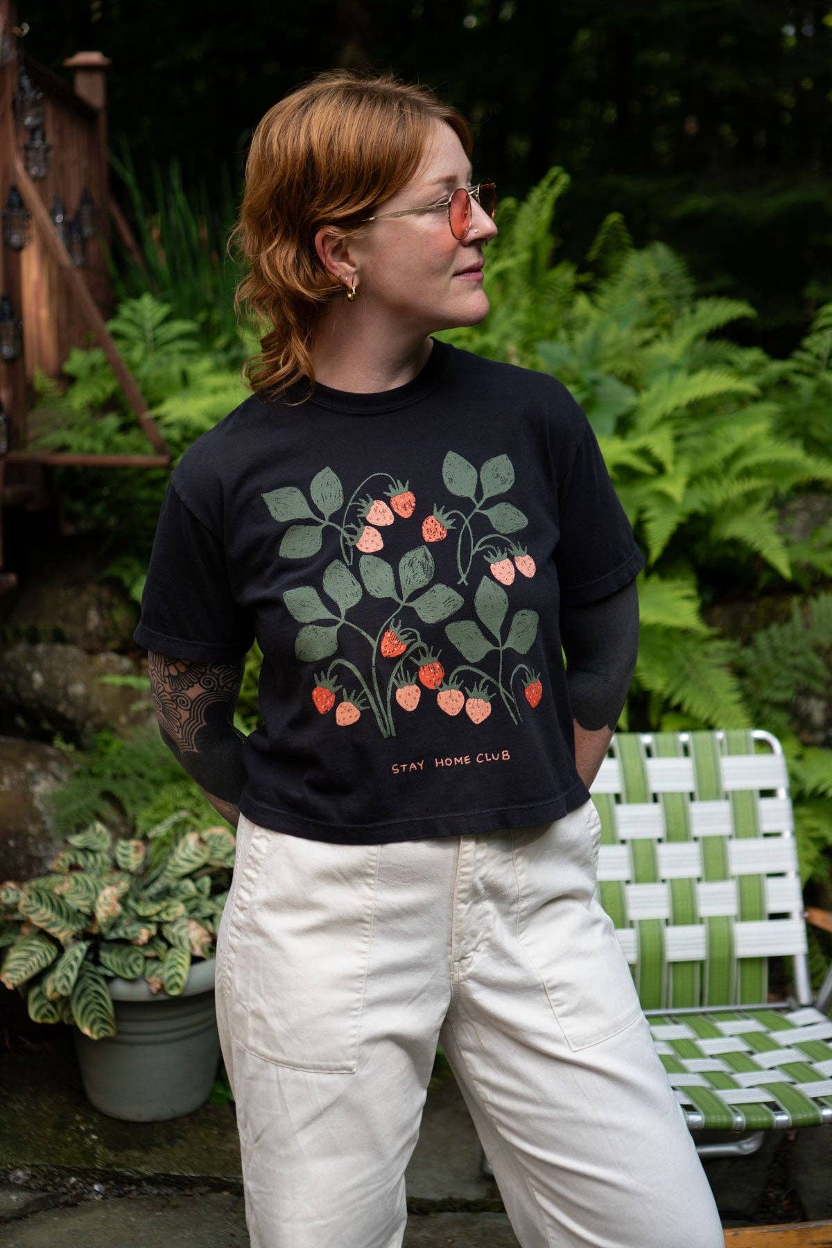 Stay Home Club – Großhandel T-Shirt mit Siebdruck – Damen – Fruits 1858 Boxy Tee | Damen T-Shirt mit Erdbeer-Print1