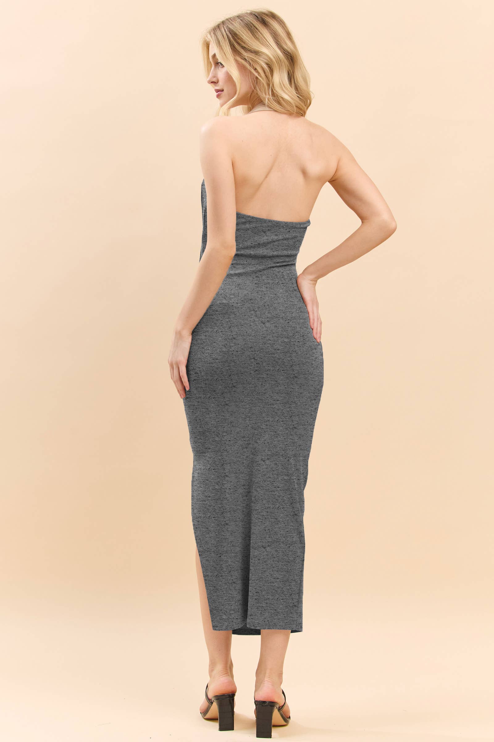 Heart & Hips – Großhandel Kleid – Damen – RD55135 - NECKHOLDER-KLEID MIT GERÜSCHTEM ASYMMETRISCHEM SEITENSCHLITZ2