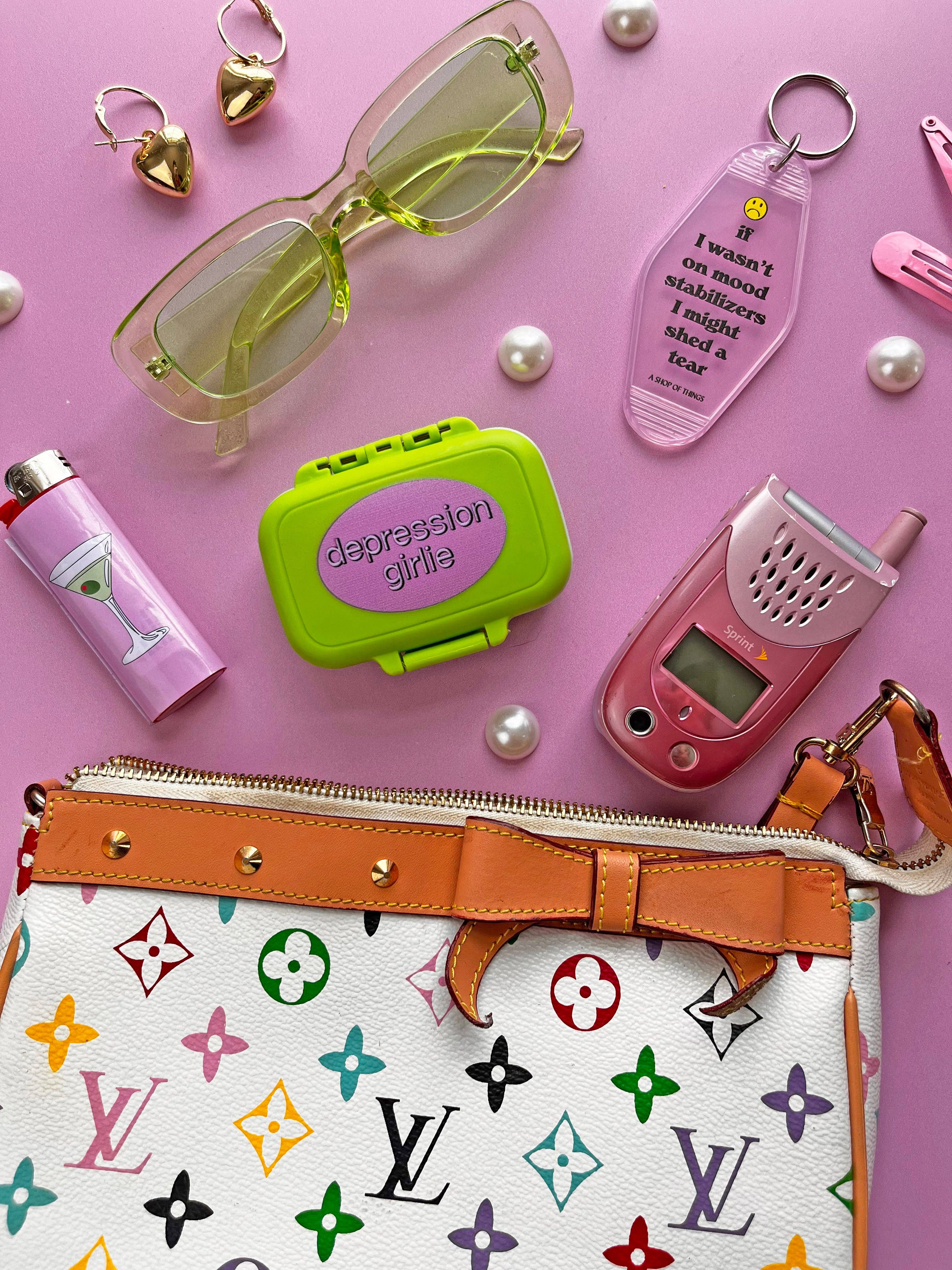 A Shop of Things – Organizador de comprimidos por atacado – Estojo para comprimidos Depression Girlie2