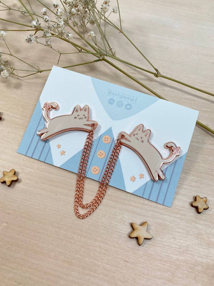 Épingles en émail pour chat avec chaînes pour la vente par Sang Lam Art