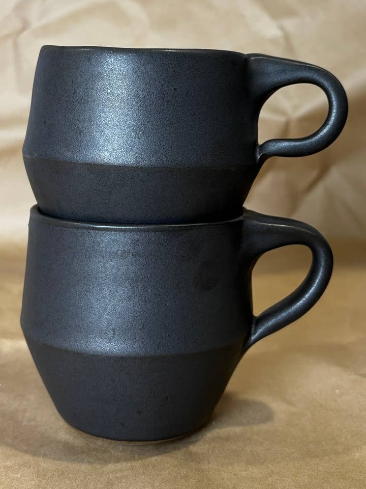 Metallic schwarze Winkeltassen für den Großhandel von Lea Jasmine