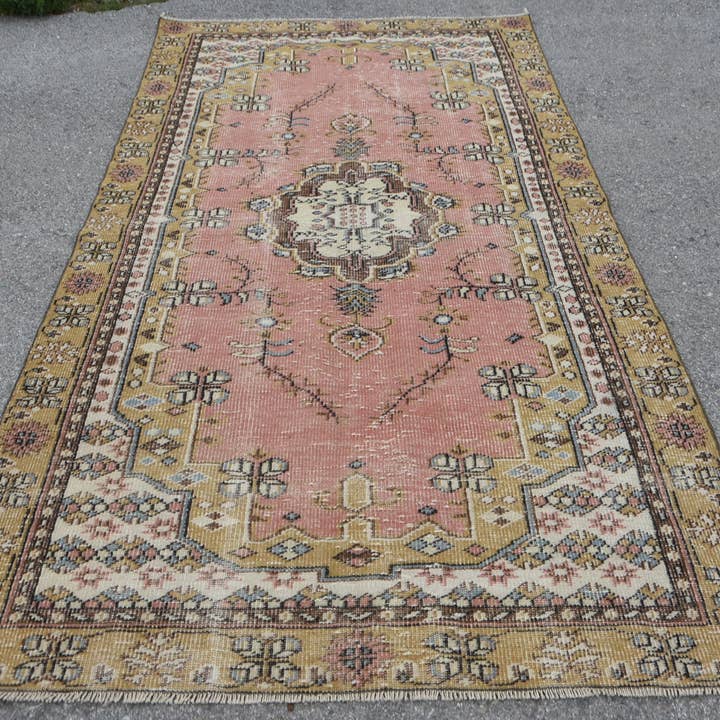 Vintage lyserød og gul tæppe, 4,6x8,7 ft vævet patchworktæppe for engroshandel hos Vintage Rugs Loom