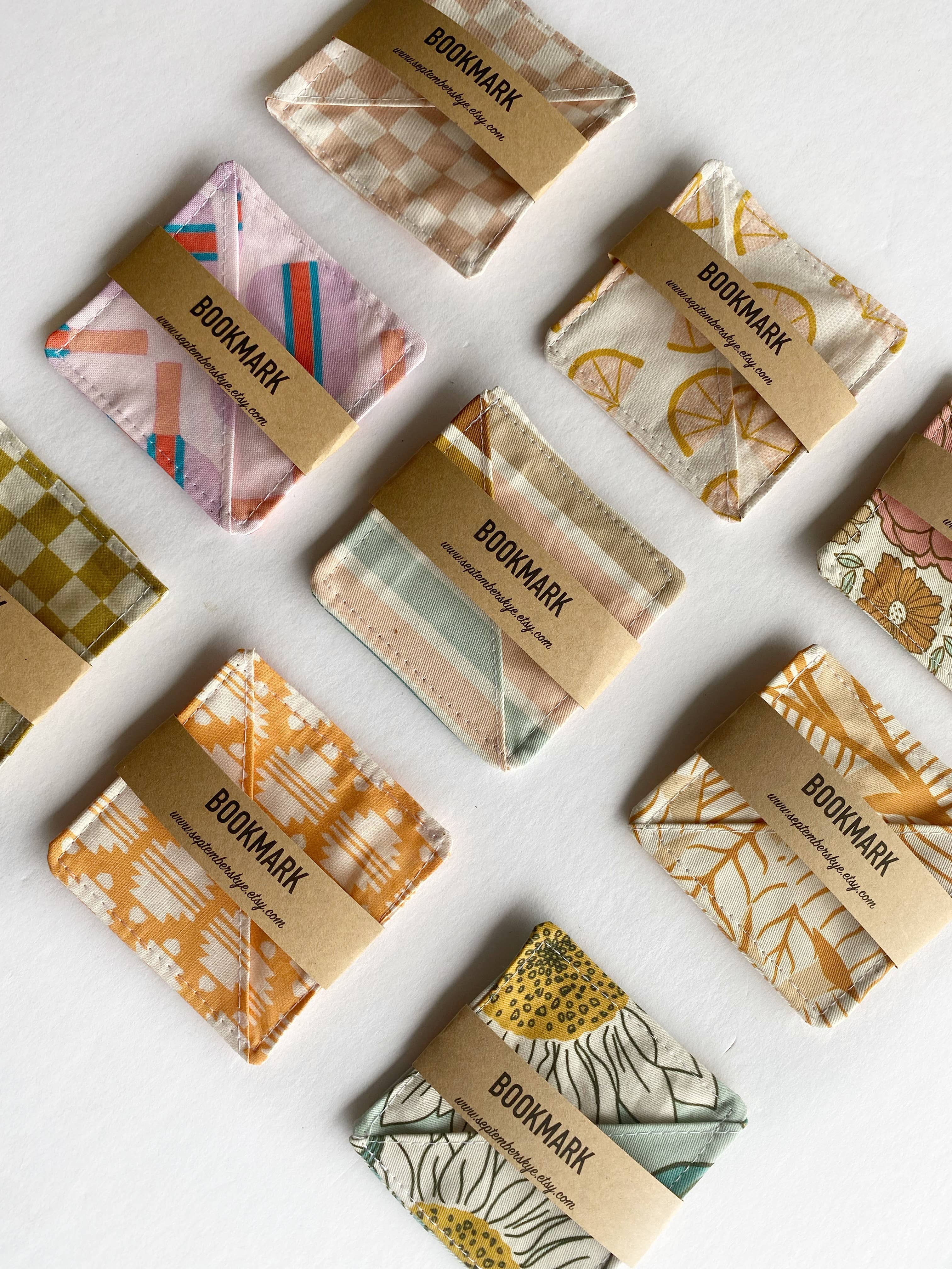 September Skye Bags & Accessories - Venta al por mayor Marcapáginas - Marcapáginas de tela con bolsillo en esquina estilo boho en varios estampados4