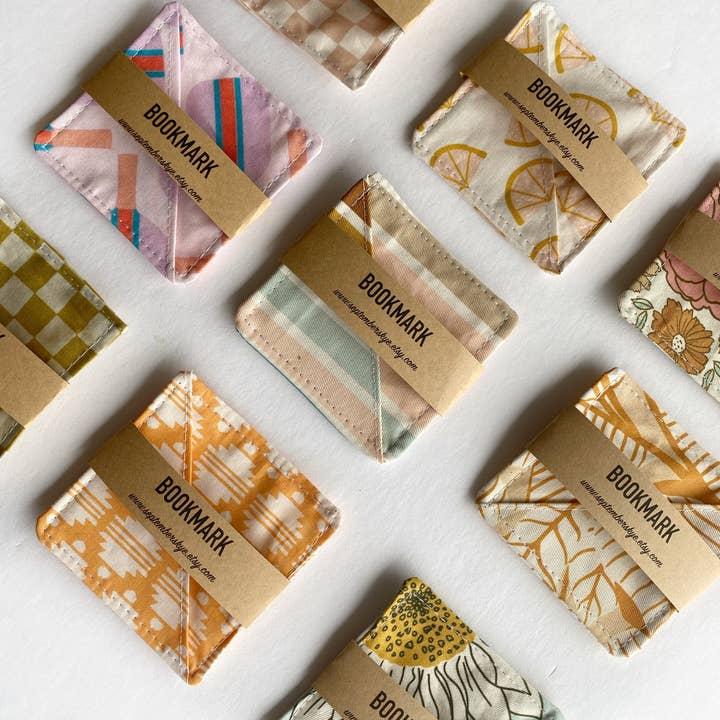 September Skye Bags & Accessories - Venta al por mayor Marcapáginas - Marcapáginas de tela con bolsillo en esquina estilo boho en varios estampados4