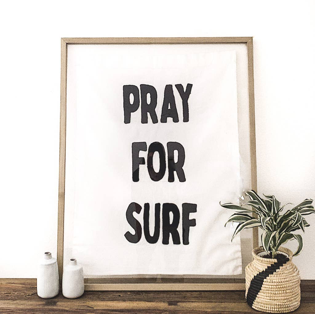 Sandstone & Sage - Vendita all'ingrosso Arazzi/Tessuti d'arredo - Arazzo da appendere alla parete Pray For Surf in 2 colori8