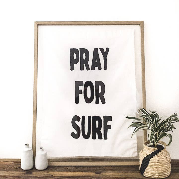 Sandstone & Sage - Vendita all'ingrosso Arazzi/Tessuti d'arredo - Arazzo da appendere alla parete Pray For Surf in 2 colori8