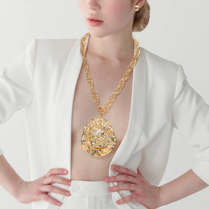 Collana con ciondolo a forma di goccia in metallo testurizzato audace per la vendita all'ingrosso da parte di Sensibling Corp.