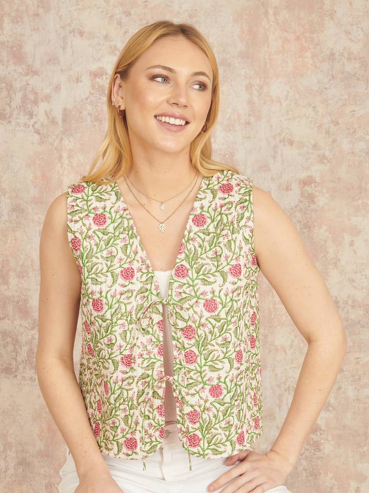 Veste matelassée réversible en coton à fleurs blanches Yumi pour la vente par Yumi