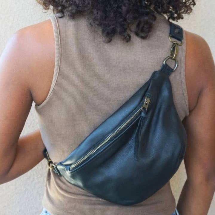 Schultertasche Nina aus Leder In Midnight für den Großhandel von Sol Authentica