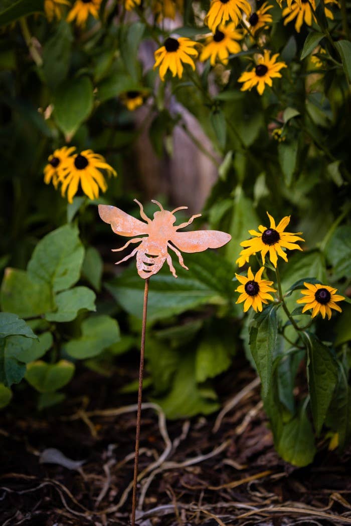Elegant Garden Design – wholesale Gräspiggar – Bee Pick - detaljerad silhuett av honungsbi för trädgårdsdekoration7