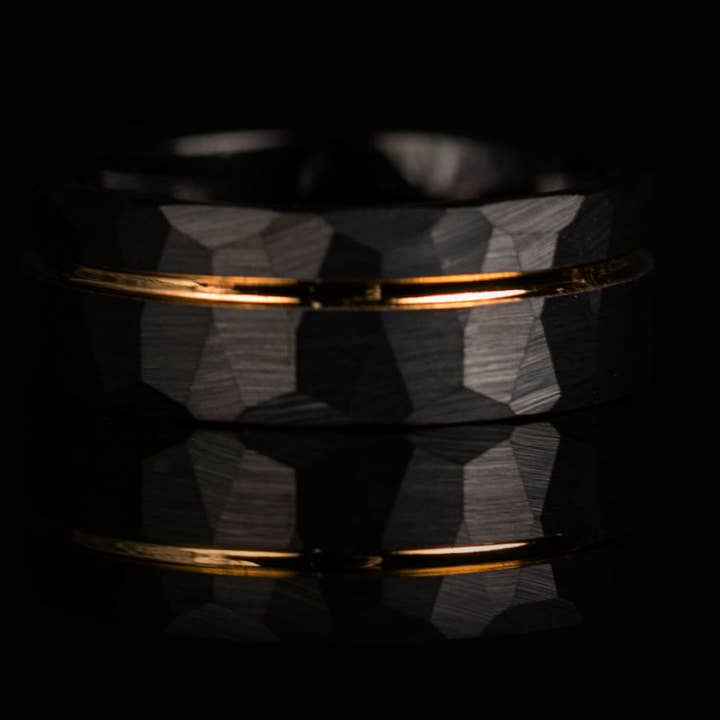 Tungsten ring voor heren, gehämmerde trouwring met gouden inzet, model 903 voor wholesale door AxBands