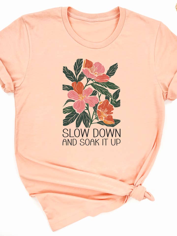 Maglietta Grafica "Rallenta e Assapora" per la vendita all'ingrosso da parte di Ink + Thread