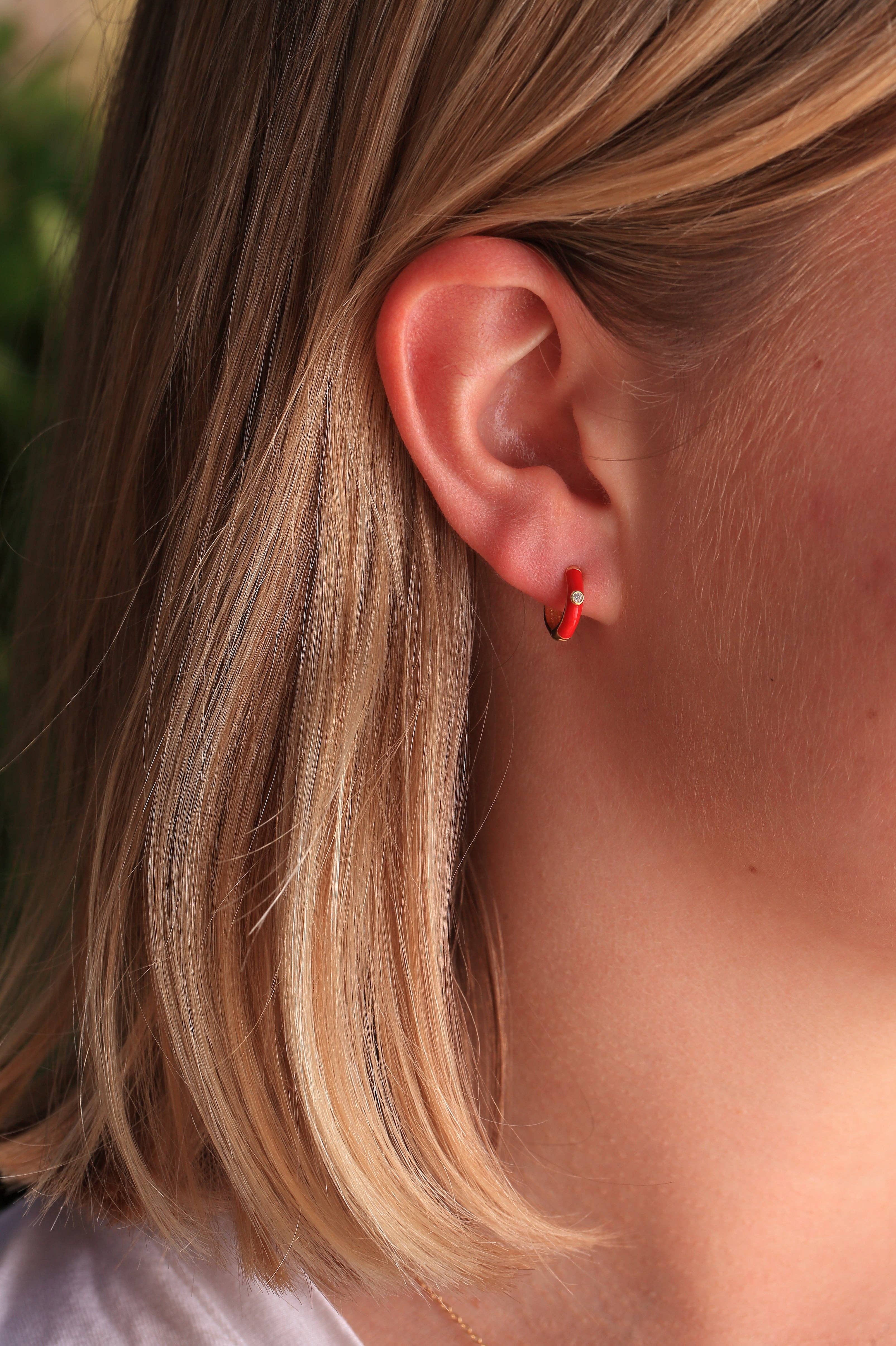 Color Shout - Vente Petits anneaux - Boucles d'oreilles Huggie aux couleurs vives de sororité sur drapeau fanion à lettre grecque2