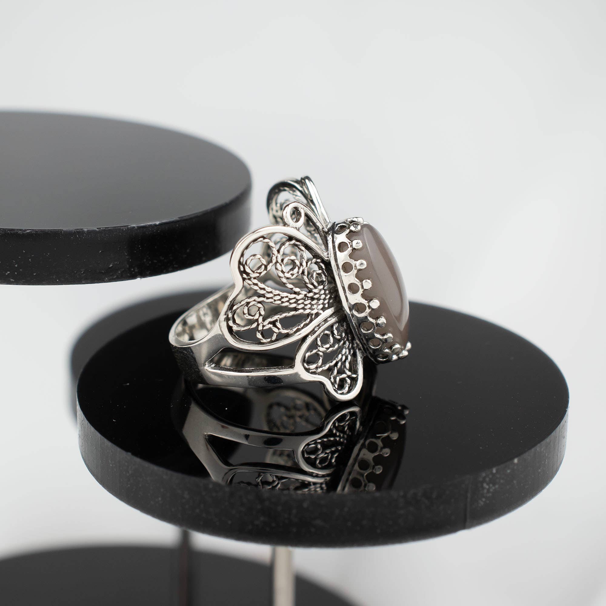 Filigranist Jewelry - Vendita all'ingrosso Anelli cocktail/statement - Anello da donna in argento Sterling con design a farfalla con pietra di luna grigia in filigrana6