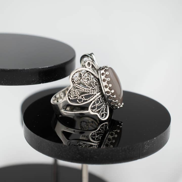 Filigranist Jewelry - Vendita all'ingrosso Anelli cocktail/statement - Anello da donna in argento Sterling con design a farfalla con pietra di luna grigia in filigrana6