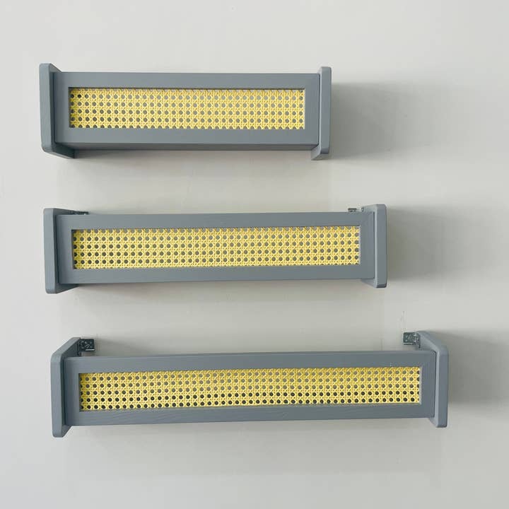 Libreria montessoriana grigia in rattan montata a parete per bambini per la vendita all'ingrosso da parte di CosyDecorArt